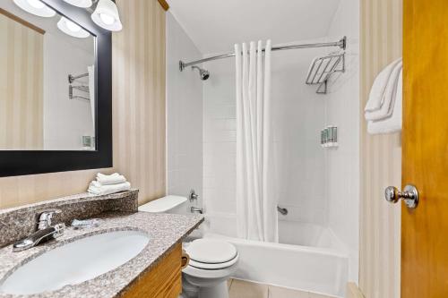 King Room with Balcony - Second Floor/Interior Room/Non - Smoking del hotel Best Western Adirondack Inn. Foto 9