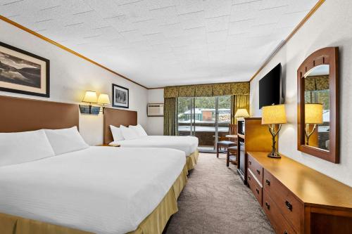 Queen Room with Two Queen Beds - Non - Smoking/First Floor/Interior Room del hotel Best Western Adirondack Inn