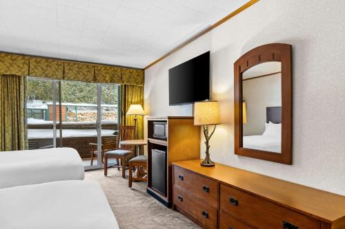 Queen Room with Two Queen Beds - Non - Smoking/First Floor/Interior Room del hotel Best Western Adirondack Inn. Foto 1