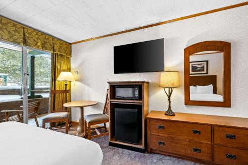 Queen Room with Two Queen Beds - Non - Smoking/First Floor/Interior Room del hotel Best Western Adirondack Inn. Foto 2