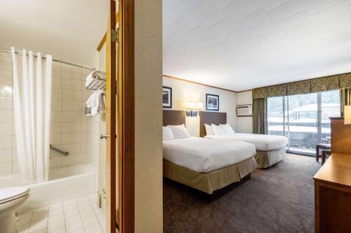 Queen Room with Two Queen Beds - Non - Smoking/First Floor/Interior Room del hotel Best Western Adirondack Inn. Foto 3