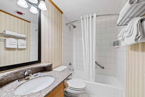 Queen Room with Two Queen Beds - Non - Smoking/First Floor/Interior Room del hotel Best Western Adirondack Inn. Foto 4