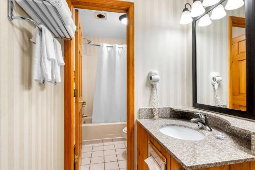 King Room - First Floor/Interior Room/Non - Smoking del hotel Best Western Adirondack Inn