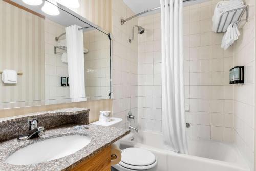 Queen Suite with Two Queen Beds, Sofa Bed and Spa Bath - Exterior Room/Second Floor/Non - Smoking del hotel Best Western Adirondack Inn. Foto 2