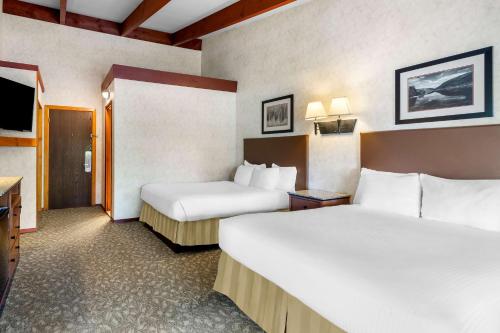 Queen Suite with Two Queen Beds, Sofa Bed, Balcony and Lake View - Interior Room/Second Floor/Non - Smoking del hotel Best Western Adirondack Inn. Foto 5