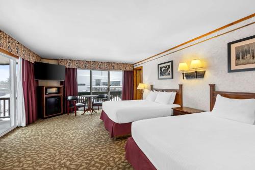 Queen Suite with Two Queen Beds, Sofa Bed and Balcony - Interior Room/Second Floor/Non - Smoking del hotel Best Western Adirondack Inn. Foto 7