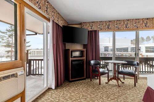 Queen Suite with Two Queen Beds, Sofa Bed and Balcony - Interior Room/Second Floor/Non - Smoking del hotel Best Western Adirondack Inn. Foto 8