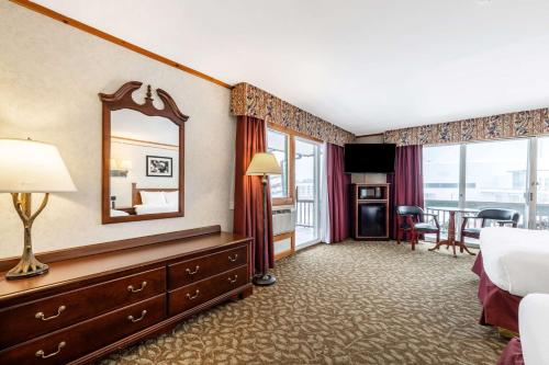 Queen Suite with Two Queen Beds, Sofa Bed and Balcony - Interior Room/Second Floor/Non - Smoking del hotel Best Western Adirondack Inn. Foto 9