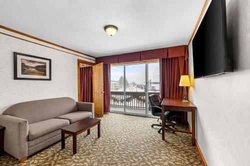 Queen Suite with Two Queen Beds, Sofa Bed and Balcony - Interior Room/Second Floor/Non - Smoking del hotel Best Western Adirondack Inn. Foto 10