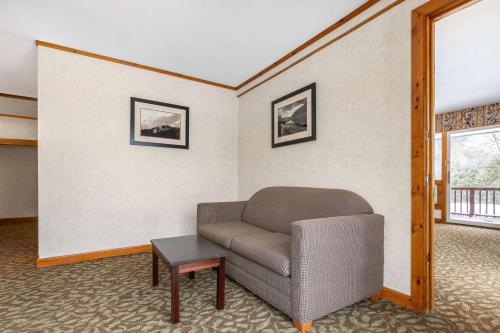 Queen Suite with Two Queen Beds, Sofa Bed and Balcony - Interior Room/Second Floor/Non - Smoking del hotel Best Western Adirondack Inn. Foto 11