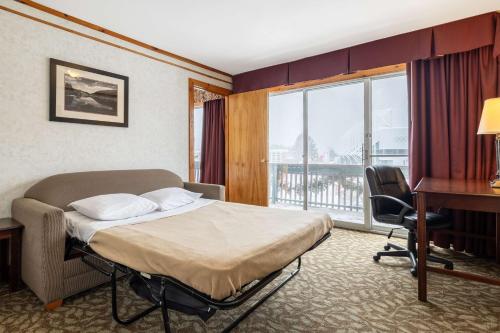 Queen Suite with Two Queen Beds, Sofa Bed and Balcony - Interior Room/Second Floor/Non - Smoking del hotel Best Western Adirondack Inn. Foto 12