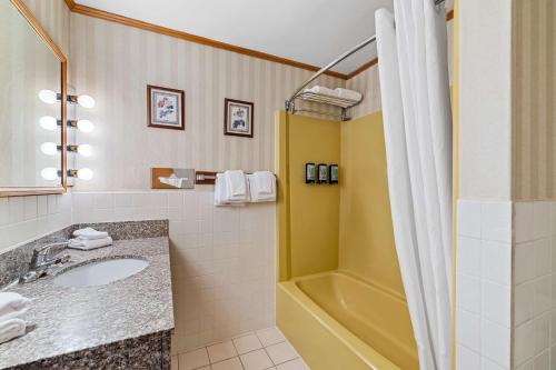 Queen Suite with Two Queen Beds, Sofa Bed and Balcony - Interior Room/Second Floor/Non - Smoking del hotel Best Western Adirondack Inn. Foto 13