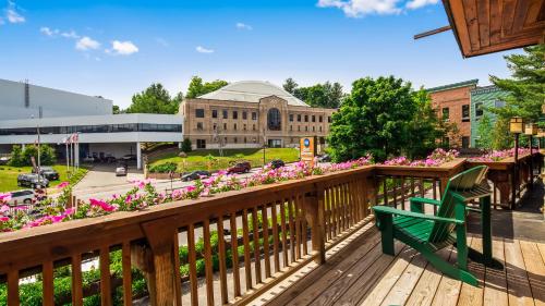 Queen Suite with Two Queen Beds, Sofa Bed and Balcony - Interior Room/Second Floor/Non - Smoking del hotel Best Western Adirondack Inn. Foto 14