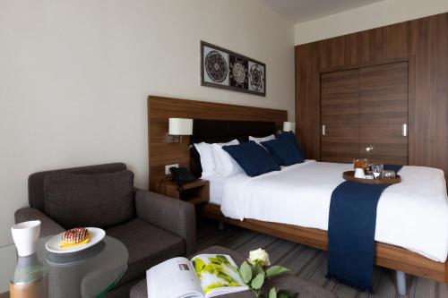 Premier King Room with Complimentary Water, Free WiFi, Free Tea and Coffee Equipment del hotel Premier Sofia Airport Hotel. Foto 11