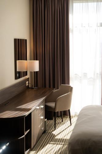 Premier King Room with Complimentary Water, Free WiFi, Free Tea and Coffee Equipment del hotel Premier Sofia Airport Hotel. Foto 13
