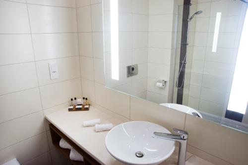Business Suite with Complimentary Water, Free WiFi, Free Tea and Coffee Equipment del hotel Premier Sofia Airport Hotel. Foto 6