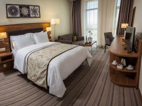 Deluxe Queen Room with Complimentary Water, Free WiFi, Free Tea and Coffee Equipment del hotel Premier Sofia Airport Hotel. Foto 7