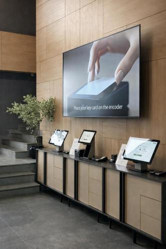 Two - Bedroom Apartment with Complimentary Water, Free WiFi, Free Tea and Coffee Equipment del hotel Premier Sofia Airport Hotel. Foto 2
