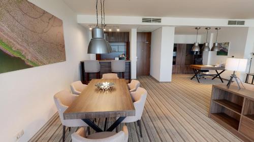 Two - Bedroom Apartment with Complimentary Water, Free WiFi, Free Tea and Coffee Equipment del hotel Premier Sofia Airport Hotel. Foto 11