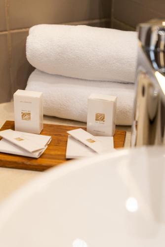 Two - Bedroom Apartment with Complimentary Water, Free WiFi, Free Tea and Coffee Equipment del hotel Premier Sofia Airport Hotel. Foto 16