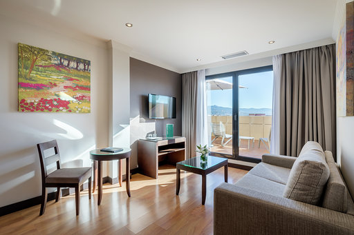 Junior Suite con bañera hidromasaje y terraza con vistas del hotel Occidental Granada