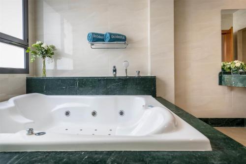 Suite Junior con bañera de hidromasaje del hotel Occidental Granada. Foto 5
