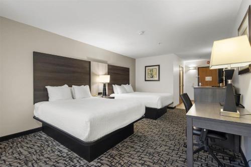 Queen Room with Two Queen Beds and Walk - In Shower - Mobility Accessible/Non - Smoking del hotel Best Western Crown Inn and Suites - Batavia. Foto 1