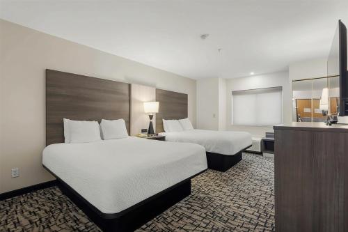 Queen Room with Two Queen Beds and Walk - In Shower - Mobility Accessible/Non - Smoking del hotel Best Western Crown Inn and Suites - Batavia. Foto 2