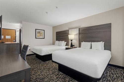 Queen Room with Two Queen Beds and Walk - In Shower - Mobility Accessible/Non - Smoking del hotel Best Western Crown Inn and Suites - Batavia. Foto 3