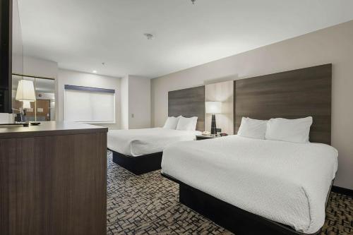 Queen Room with Two Queen Beds and Walk - In Shower - Mobility Accessible/Non - Smoking del hotel Best Western Crown Inn and Suites - Batavia. Foto 5