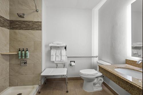 Queen Room with Two Queen Beds and Walk - In Shower - Mobility Accessible/Non - Smoking del hotel Best Western Crown Inn and Suites - Batavia. Foto 7