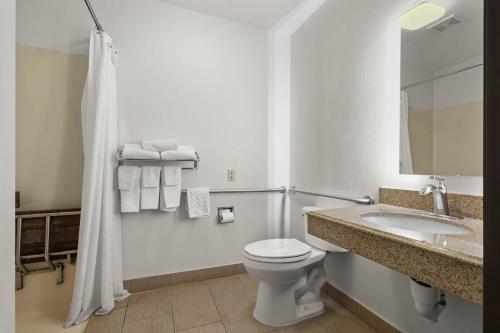 Habitación con ducha a ras de suelo, adaptada para personas de movilidad reducida - Cama extragrande del hotel Best Western Crown Inn and Suites - Batavia. Foto 5