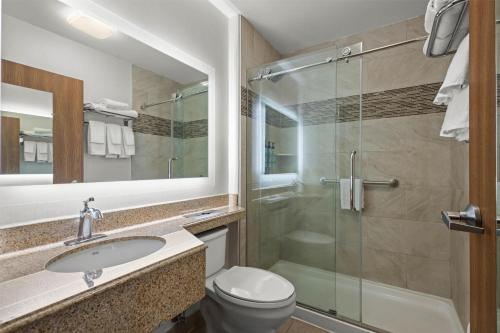 Suite con cama extragrande y sofá cama - No fumadores del hotel Best Western Crown Inn and Suites - Batavia. Foto 2