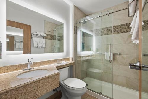 Suite con cama extragrande y sofá cama - No fumadores del hotel Best Western Crown Inn and Suites - Batavia. Foto 3