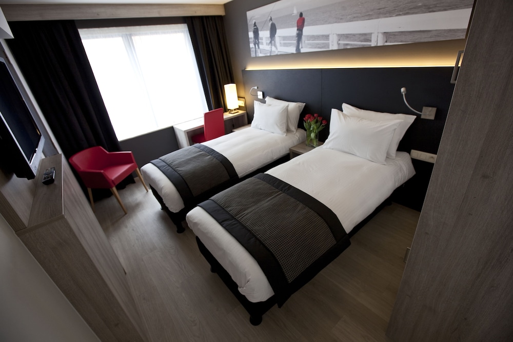 Habitación superior con vistas a la ciudad, camas gemelas del hotel Mercure Oostende. Foto 1