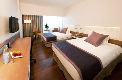 Habitación Doble Estándar con vistas a la ciudad - 2 camas dobles del hotel Crowne Plaza Limassol, An Ihg. Foto 1
