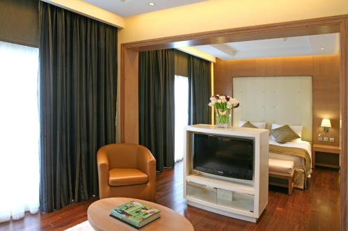 Suite con vistas a la bahía del hotel Crowne Plaza Limassol, An Ihg. Foto 3