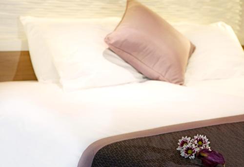 Habitación Doble con cama grande, sofá cama y vistas a la ciudad del hotel Crowne Plaza Limassol, An Ihg