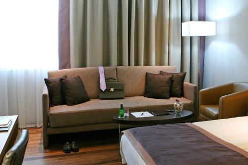 Habitación Doble con cama grande, sofá cama y vistas a la ciudad del hotel Crowne Plaza Limassol, An Ihg. Foto 1