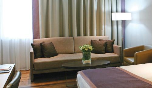 Habitación Doble con cama grande, sofá cama y vistas a la ciudad del hotel Crowne Plaza Limassol, An Ihg. Foto 3