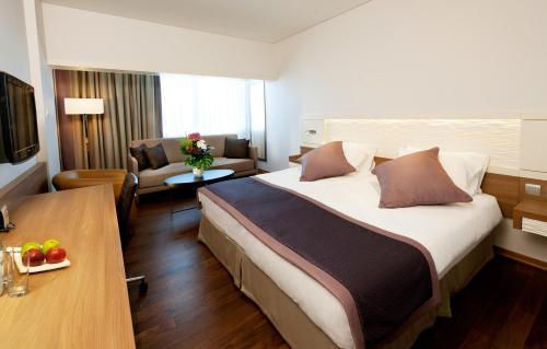 Habitación Doble con cama grande, sofá cama y vistas a la ciudad del hotel Crowne Plaza Limassol, An Ihg. Foto 4