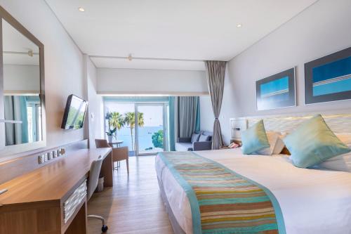 Habitación Superior con balcón y vistas al mar del hotel Crowne Plaza Limassol, An Ihg