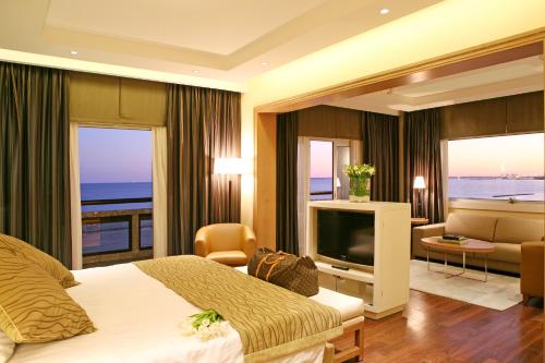 Suite Executive del hotel Crowne Plaza Limassol, An Ihg. Foto 4