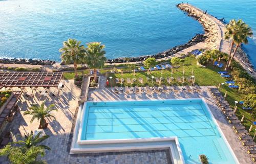 Habitación Premium con cama extragrande, balcón y vistas al mar del hotel Crowne Plaza Limassol, An Ihg