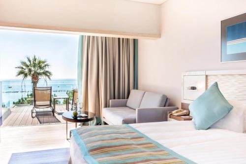Habitación Superior con cama extragrande, terraza y vistas al mar del hotel Crowne Plaza Limassol, An Ihg. Foto 1