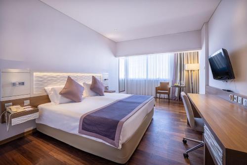 Habitación Doble con cama grande con vistas a la ciudad del hotel Crowne Plaza Limassol, An Ihg