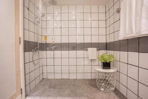 Premium King Room with Balcony, Sea View and Walk - In Shower del hotel Crowne Plaza Limassol, An Ihg. Foto 3