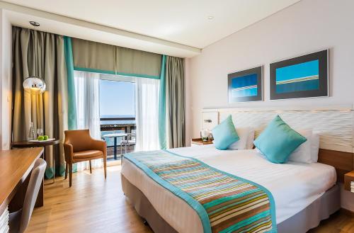 Premium King Room with Balcony, Sea View and Walk - In Shower del hotel Crowne Plaza Limassol, An Ihg. Foto 4