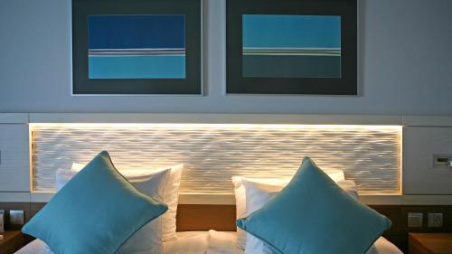 Premium King Room with Balcony, Sea View and Walk - In Shower del hotel Crowne Plaza Limassol, An Ihg. Foto 5