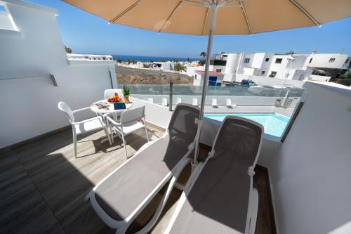 Suite Junior con vistas a la piscina del hotel Aqua Suites. Foto 5